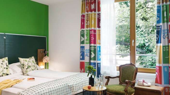 Ein Schlafzimmer mit einem Bett und einem Stuhl