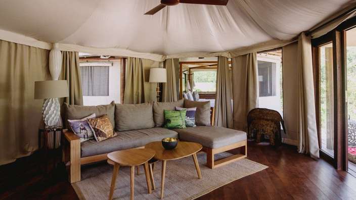 Ein Wohnzimmer in einem Zelt mit einem Deckenventilator