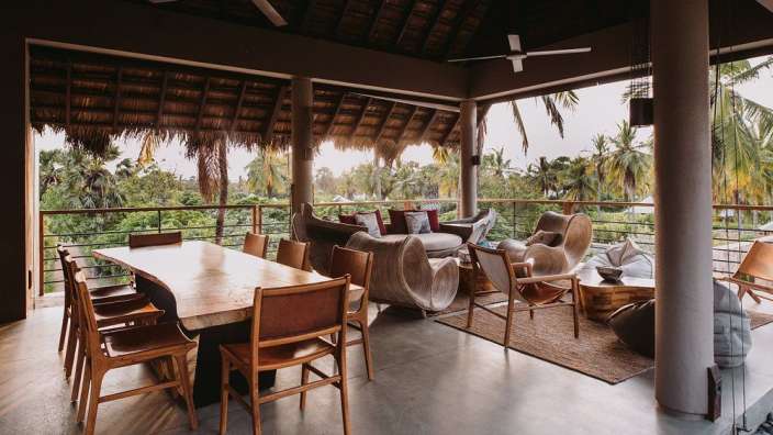 Ein Wohnzimmer mit einem Holztisch und Stühlen