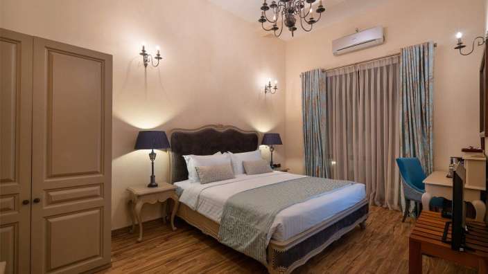 Ein Schlafzimmer mit einem Bett und zwei Nachttischen