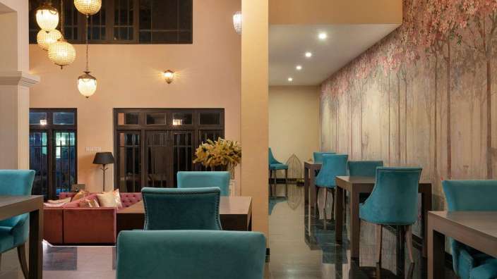 Ein Esszimmer mit blauen Stühlen und Tischen