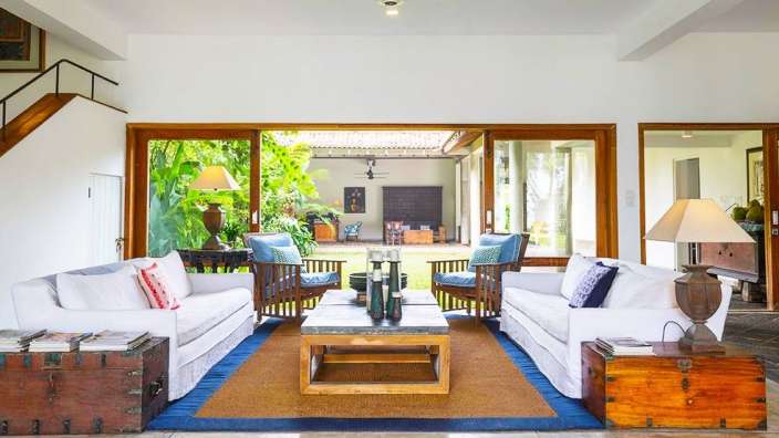 Ein Wohnzimmer mit weißen Möbeln und einem roten Teppich