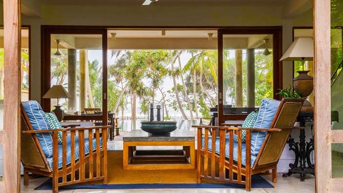 Ein Wohnzimmer mit blauen Stühlen und einem Tisch