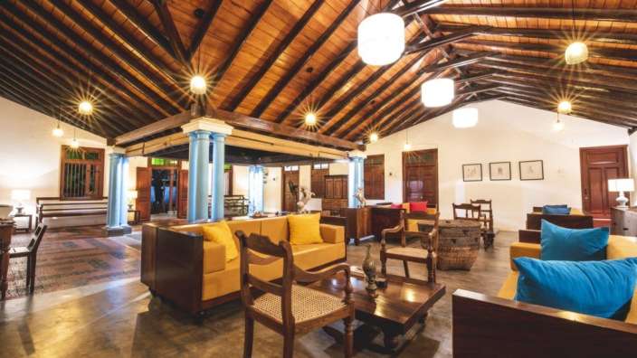 Ein Wohnzimmer mit vielen Möbeln und einer Holzdecke