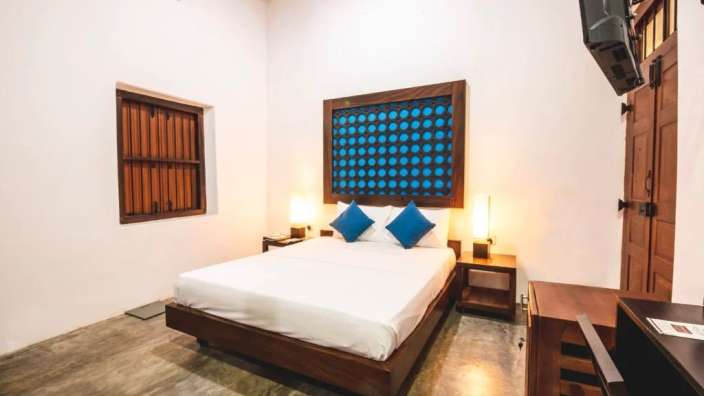 Ein Schlafzimmer mit einem Bett und einem Fernseher