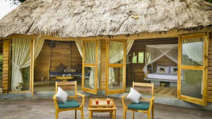 Ein Holzhaus mit Strohdach und vielen Fenstern