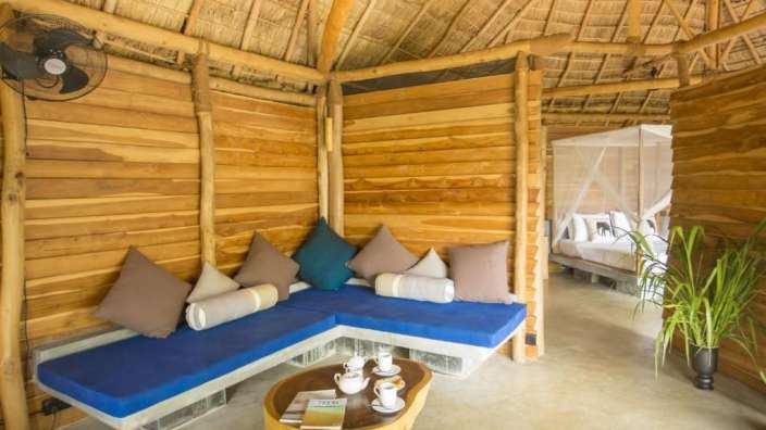 Ein Wohnzimmer mit einer Couch und einem Tisch