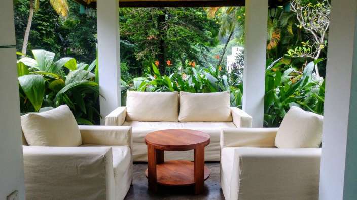 Ein Wohnzimmer mit weißen Möbeln und einem Tisch