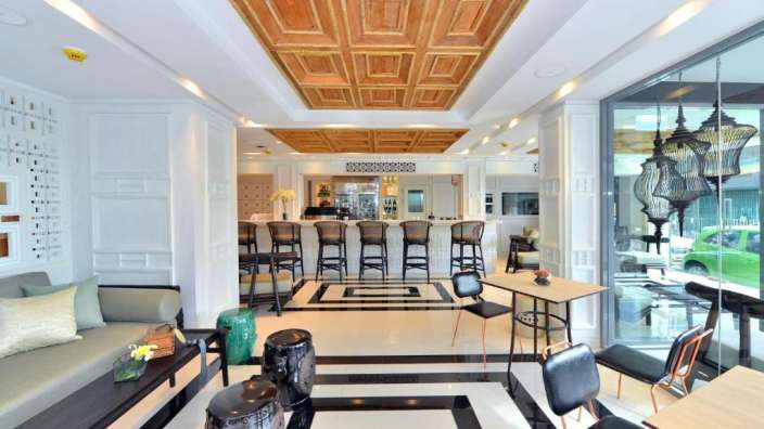 Ein Wohnzimmer mit Möbeln und einer Bar im Hintergrund