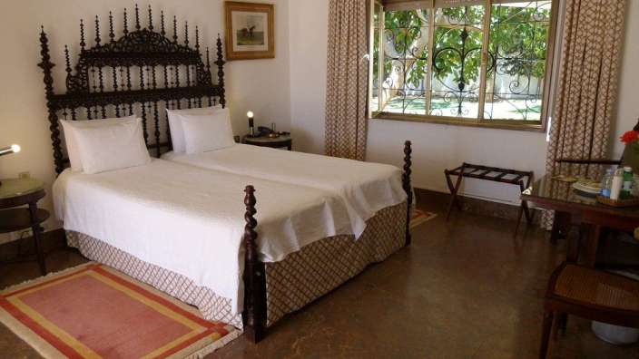 Ein Schlafzimmer mit zwei Betten und einem Tisch