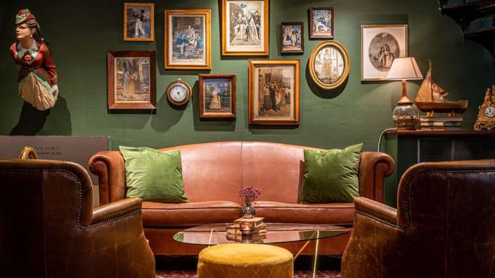 Ein Wohnzimmer mit einer Couch und zwei Stühlen