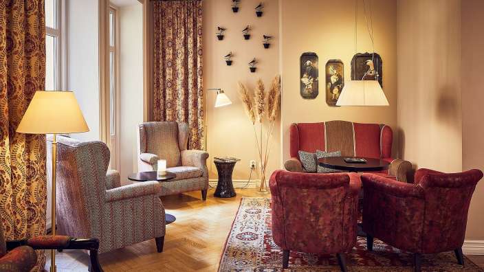 Ein Wohnzimmer mit roten Stühlen und einem Tisch