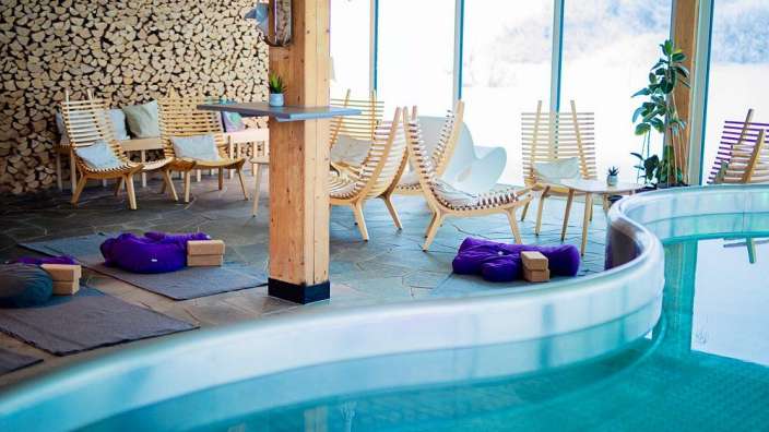 Ein Wohnzimmer mit Stühlen und einem großen Pool