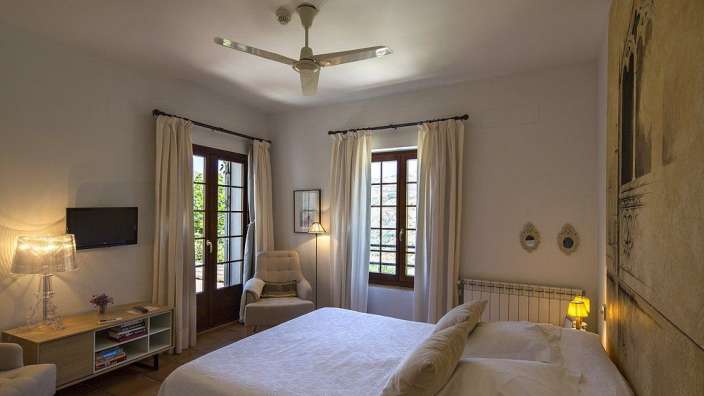 Ein Schlafzimmer mit einem Bett, einem Stuhl und einem Fernseher