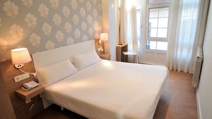 Ein Hotelzimmer mit einem Bett und einem Fenster