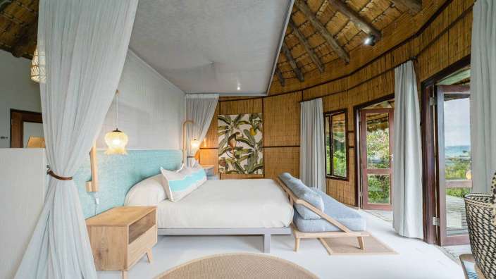 Ein Schlafzimmer mit einem Bett und einer Couch