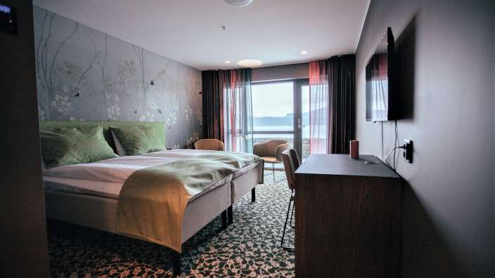 Ein Hotelzimmer mit einem Bett und einem Fernseher