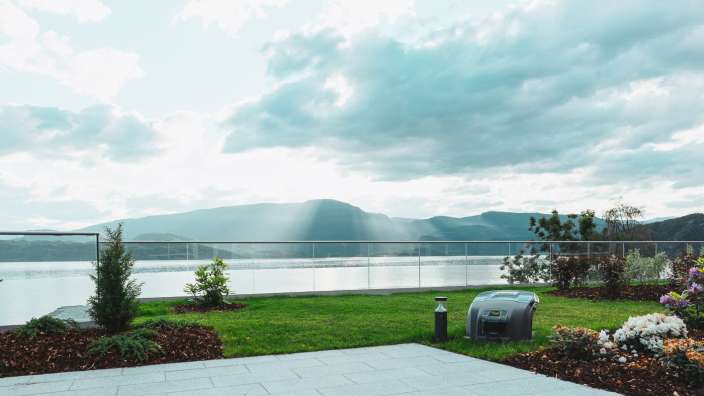 Ein Balkon mit Blick auf einen See und die Berge