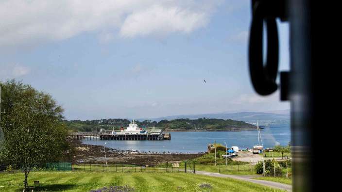 Ein Blick auf einen Hafen mit einem Boot darauf