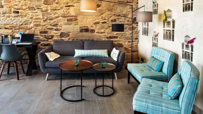 Ein Wohnzimmer mit einem Couchtisch und zwei Stühlen