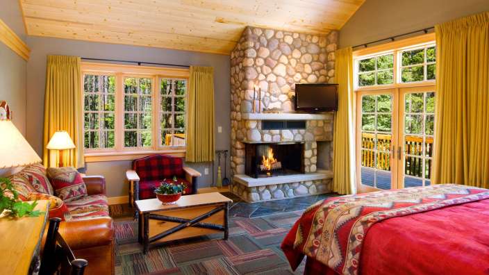 Ein Wohnzimmer mit einem Kamin und einem Fernseher