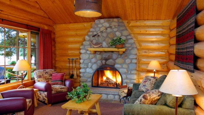 Ein Wohnzimmer in einem Blockhaus mit einem Kamin