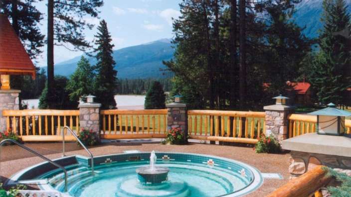 Ein Whirlpool mit einem Brunnen und Blick auf die Berge