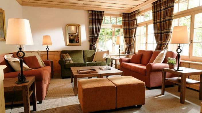 Ein Wohnzimmer mit vielen Möbeln und einem großen Fenster