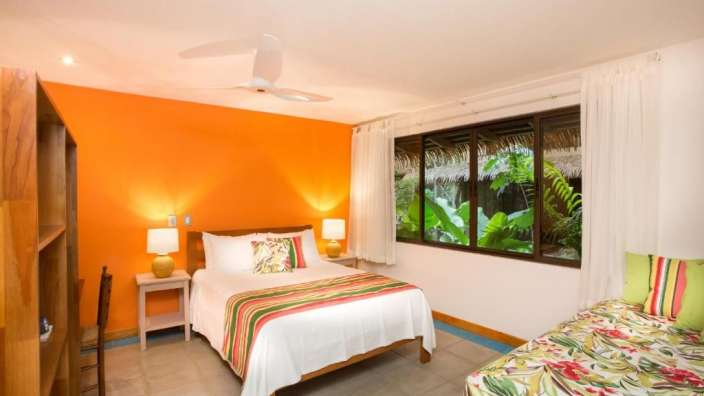 Ein Schlafzimmer mit einem Bett und einem Fenster