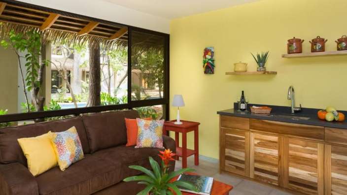 Ein Wohnzimmer mit einer Couch und einem Tisch