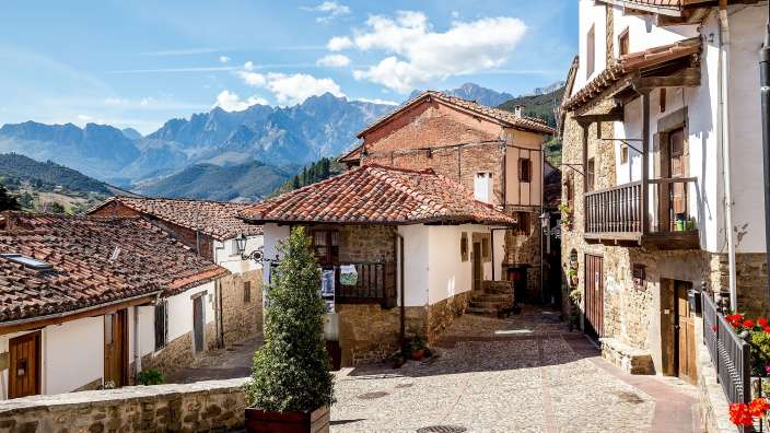 Picos de Europa: Kleinstadt Potes Ein kleines Dorf mit roten Dächern und weißen Gebäuden