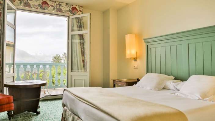 Ein Hotelzimmer mit einem Bett und einem Tisch