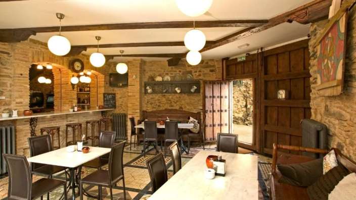 Ein Restaurant mit weißen Tischen und Stühlen