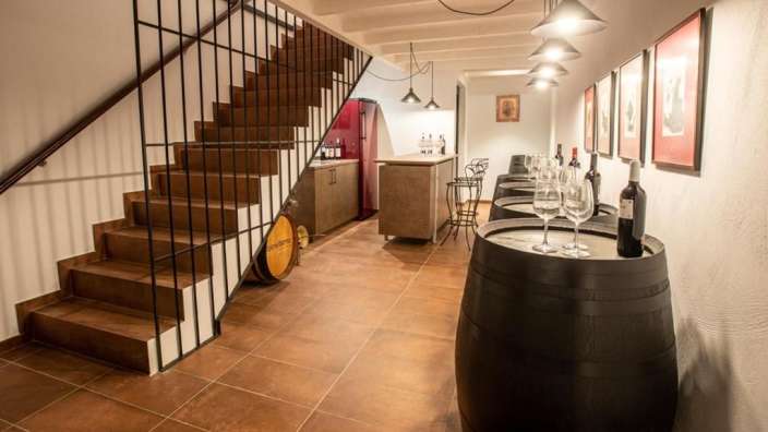 Eine Treppe führt hinunter zu einem Weinkeller