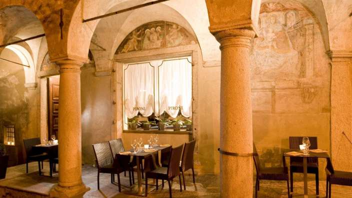 Ein Tisch und Stühle stehen vor einem Fenster mit einem Gemälde darauf