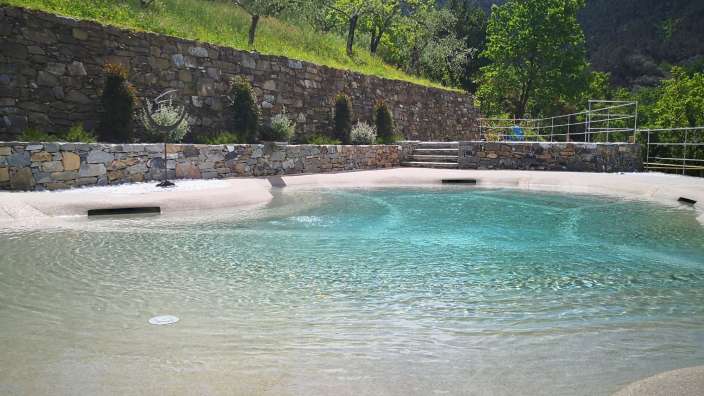 Ein großer Pool mit einer Steinmauer im Hintergrund