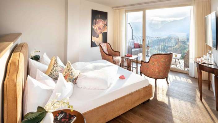 Ein Hotelzimmer mit einem Bett und einem Stuhl