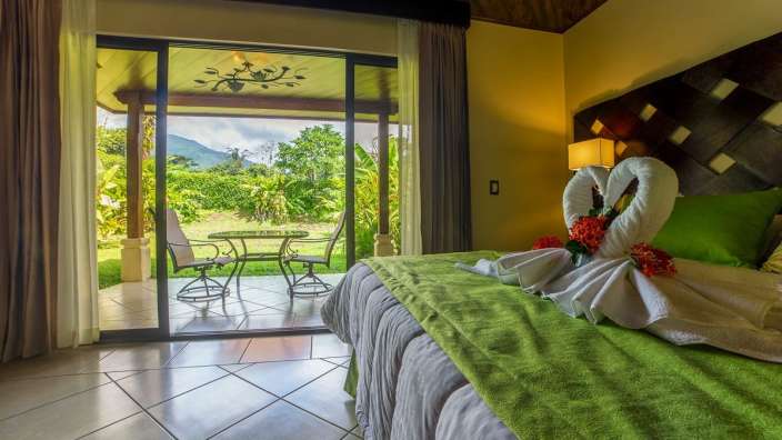 Ein Hotelzimmer mit einem Bett und einem Tisch und Stühlen