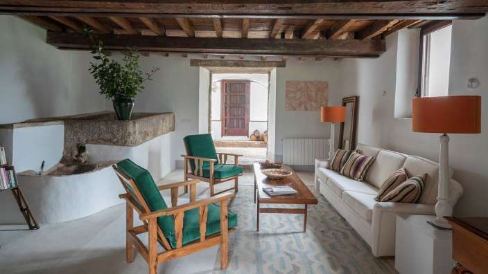 Ein Wohnzimmer mit einer Couch und zwei Stühlen
