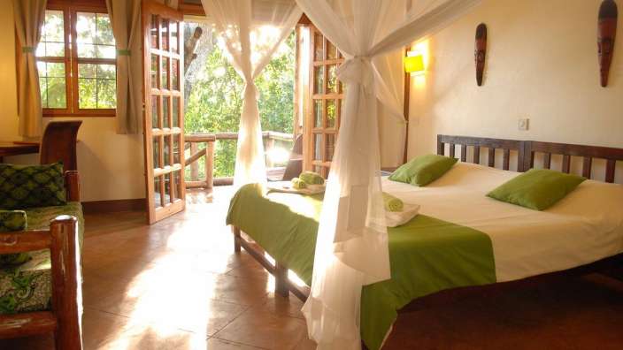 Ein Schlafzimmer mit zwei Betten und einem Stuhl