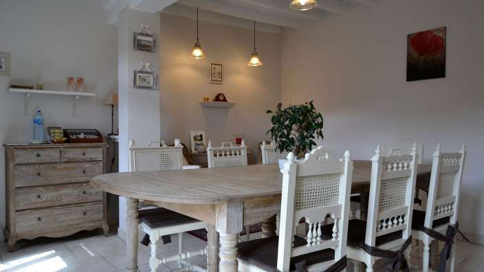 Ein Esszimmer mit einem Tisch und Stühlen