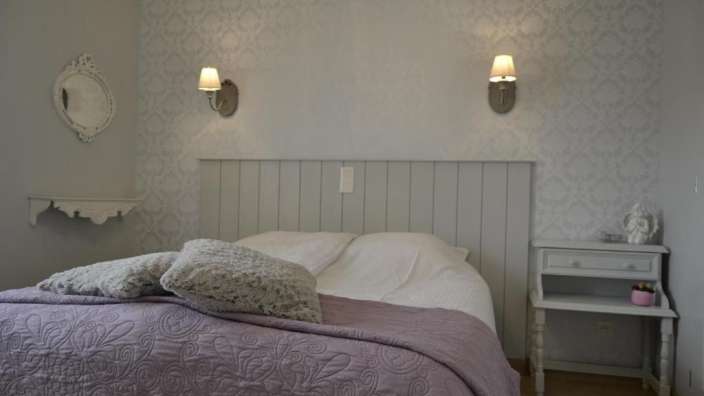 Ein Schlafzimmer mit einem Bett und einem Nachttisch