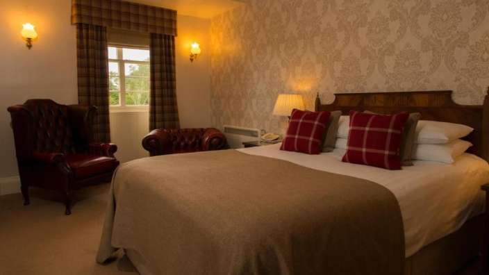 Ein Hotelzimmer mit einem Bett und einem Stuhl