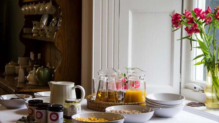 Auf einem tisch stehen schüsseln mit getreide und marmelade