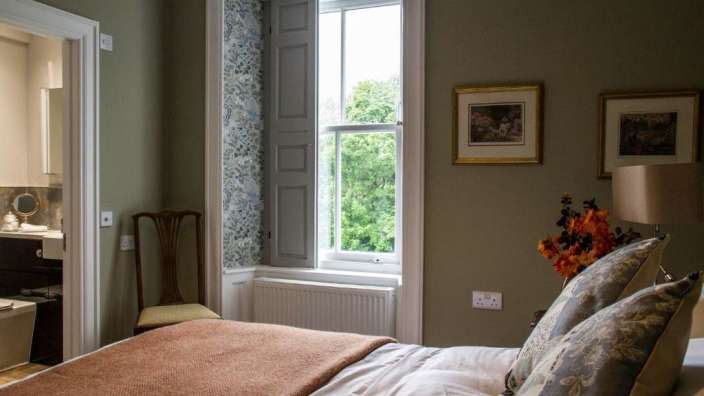 Ein Schlafzimmer mit einem Bett und einem Stuhl