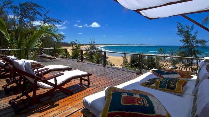 Ein Holzdeck mit Blick auf den Strand und das Meer