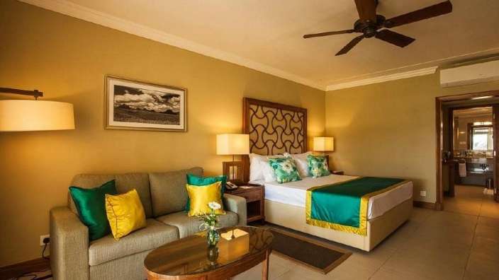 Ein Hotelzimmer mit einem Bett und einem Couchtisch