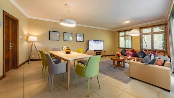 Ein Wohnzimmer mit einem Couchtisch und Stühlen