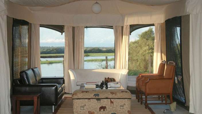 Ein Wohnzimmer mit Blick auf einen Fluss