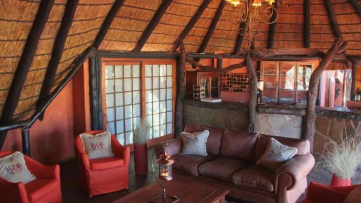 Ein Wohnzimmer mit einer Couch und zwei Stühlen